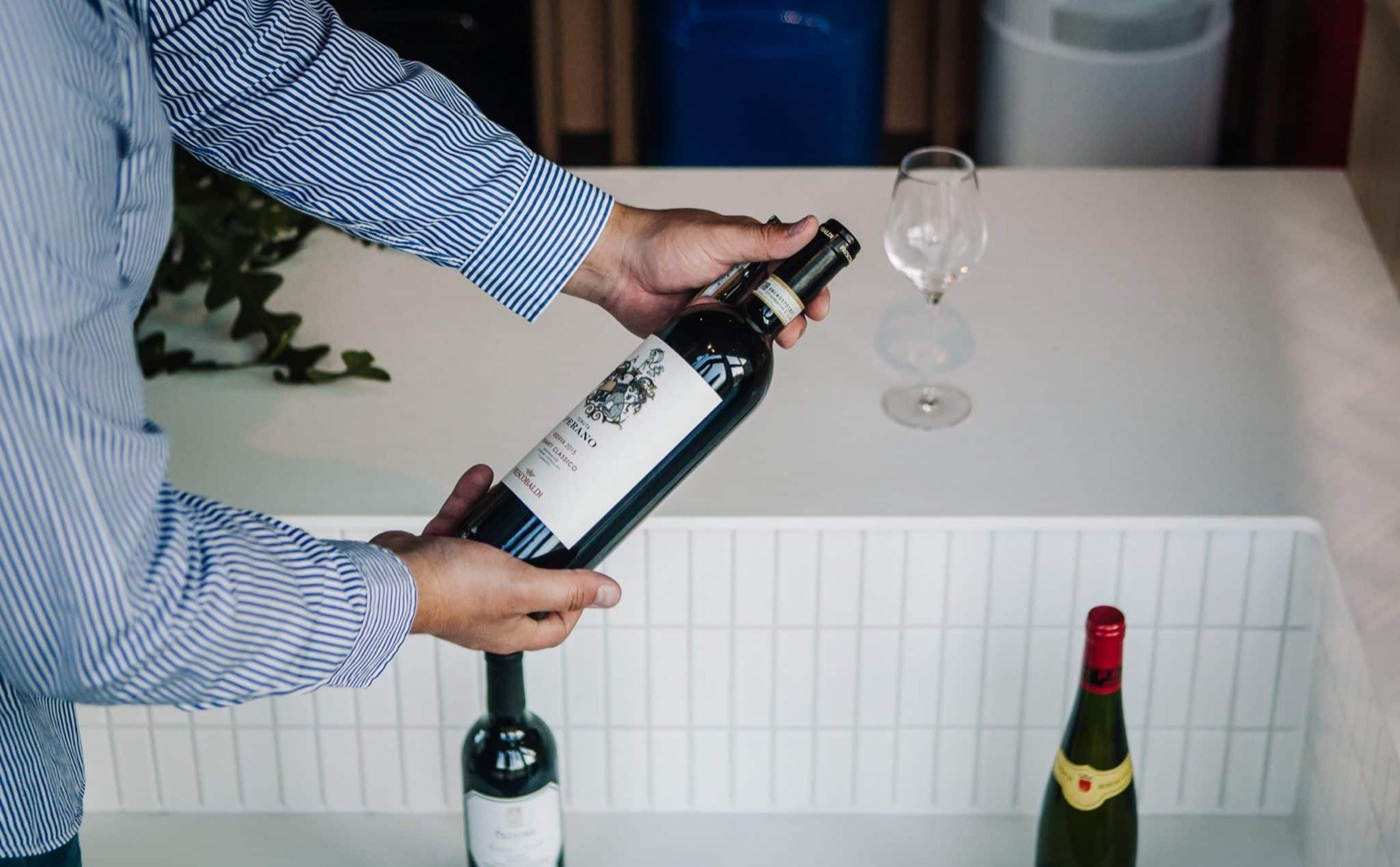 Een fles wijn wordt gepresenteerd boven de toonbank