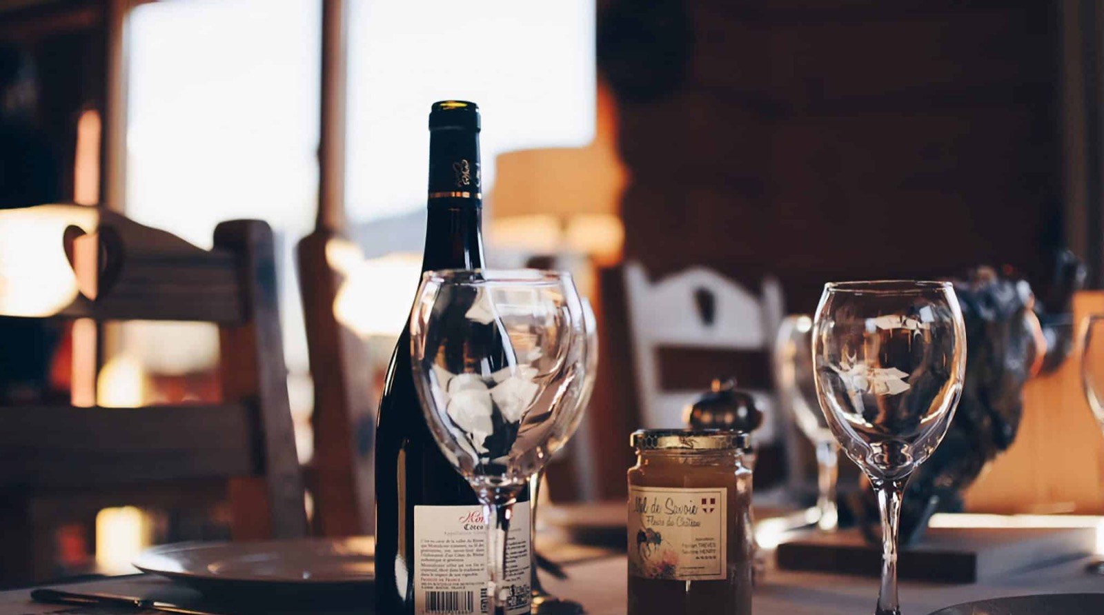 Gedekte restauranttafel met wijnglazen