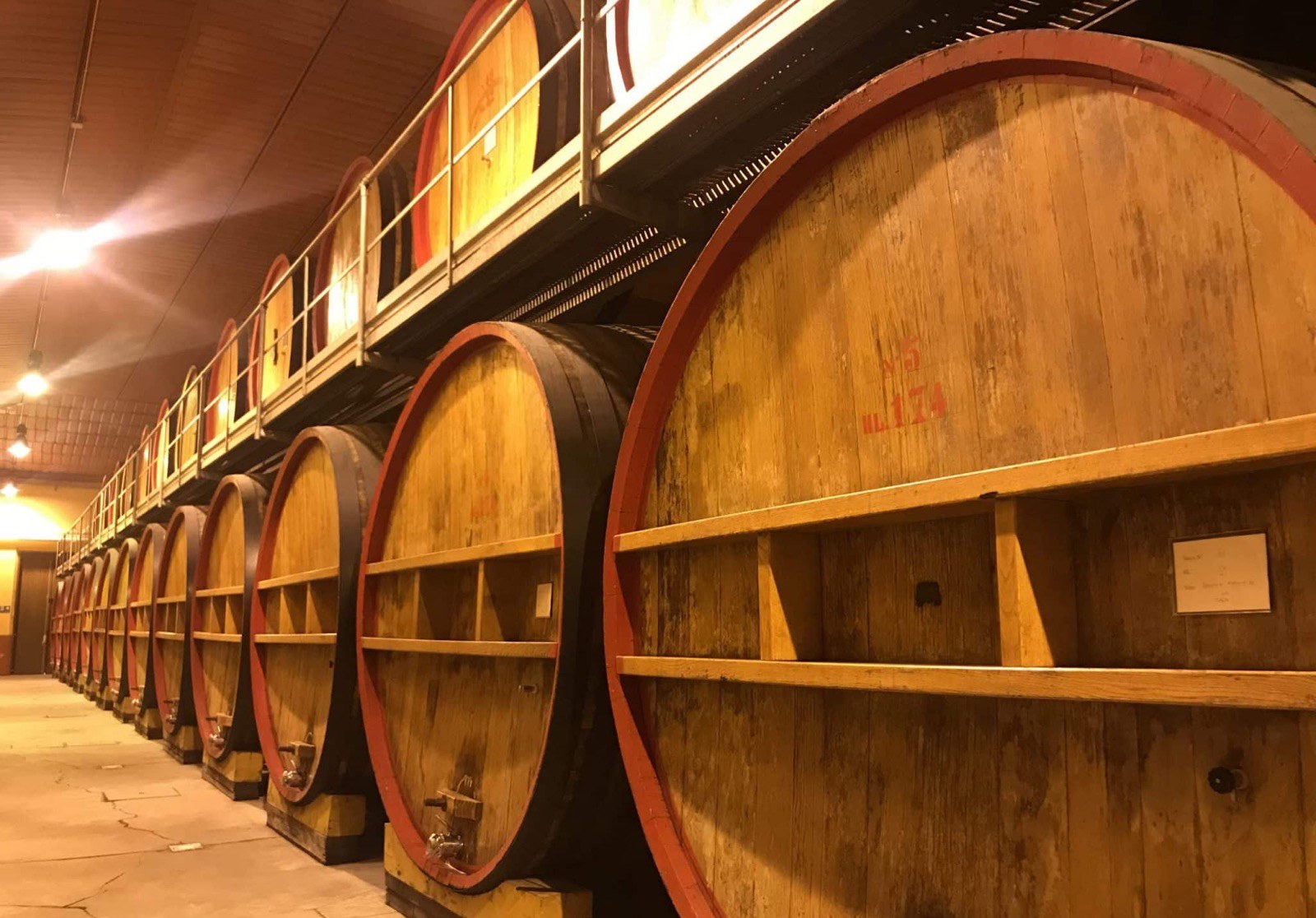 Wijnkelder met houten foeders